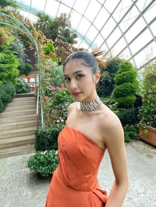 Ternyata, warna gaun Mikha berganti menjadi merah bata ata sedikir mengarah ke cokelat/orange apabila difoto dalam kondisi siang hari dan  outdoor. (instagram.com/miktambayong)