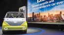 Volkswagen I.D. Buzz saat dipamerkan dalam North American International Auto Show di Detroit, Michigan, AS, (9/1). Mobil ini mampu berkendara secara otonom menggunakan satu motor listrik di depan dan satu di belakan. (AFP Photo/Saul Loeb)