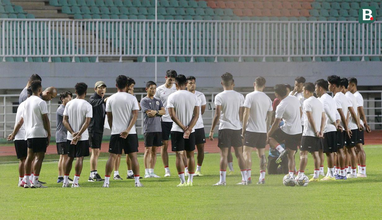 Pelatih Timnas Indonesia, Shin Tae-yong, memberikan arahan kepada anak asuhnya saat sesi latihan jelang laga melawan Curacao di Stadion Pakansari, Bogor, Senin (26/9/2022). (Bola.com/M Iqbal Ichsan)