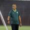 Pelatih Timnas Indonesia U-17, Kurniawan Dwi Yulianto, saat memimpin sesi latihan timnya di Stadion Gelora 10 November, Surabaya, Jawa Timur, Sabtu (18/4/2026) malam WIB. Tim Garuda Muda dijadwalkan akan bersua Timnas Vietnam U-17 pada laga terakhir Grup A Piala AFF U-17 2026 di 
Stadion Gelora Delta, Sidoarjo, Minggu (19/04/2026) malam WIB. (Bola.com/Muhammad Iqbal Ichsan)