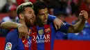 Penyerang Barcelona, Luis Suarez melakukan selebrasi bersama Lionel Messi usai mencetak gol kegawang Sevilla pada lanjutan La Liga spanyol di Stadion Sanchez Pizjuan,  Spanyol, (7/11). Barcelona menang atas Sevilla 2-1. (REUTERS/ Marcelo del Pozo)
