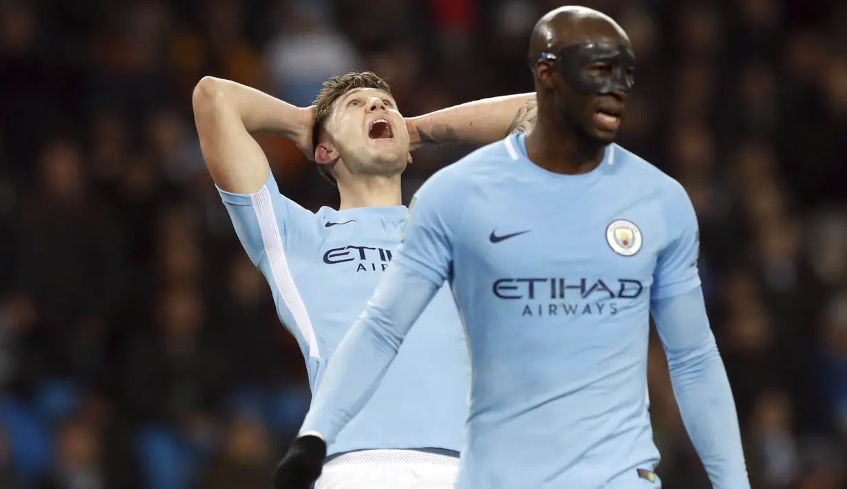 Bek Manchester City, John Stones, tampak kecewa saat Bristol City mendapat hadiah penalti pada leg pertama semifinal Piala Liga Inggris di Stadion Etihad, Selasa (9/1/2018). Manchester City menang 2-1 atas Bristol City. (AP/Martin Rickett)