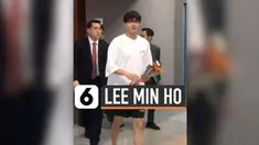 Belum lama ini, Aktor Korea Lee Min Ho mengunjungi pulau dewata, Bali. Kunjungannya tersebut dalam rangka pemotretan. Kehadirannya di Bali membuat para fans berusaha menemui dirinya. Seperti wanita ini yang teriak histeris ketika Lee Min Ho menyalami...