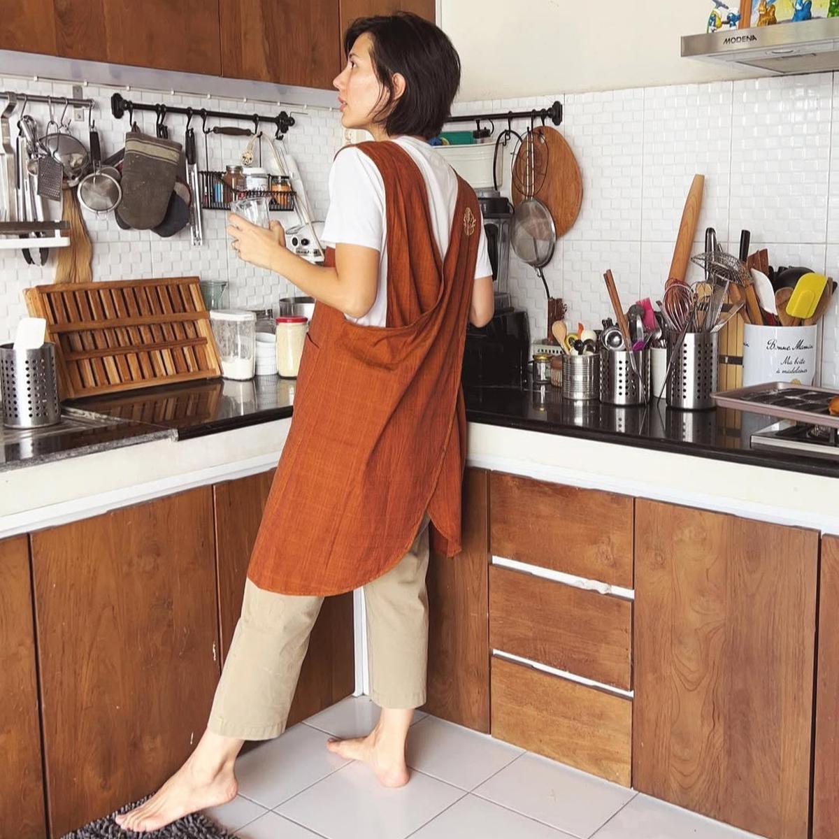 5 Potret Dapur di Rumah Eross Sheila On 7, Perabotan Sederhana Dimanfaatkan Istri yang Jago Masak & Buat Kue