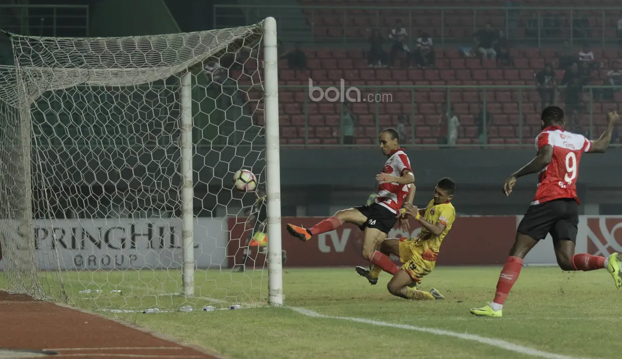 Striker Madura United, Odemwingie, mencetak gol ke gawang Bhayangkara FC pada laga lanjutan liga 1 di Stadion Patriot, Bekasi, kamis (13/7/2017). Bhayangkara FC menang 2-1 atas Madura United. (Bola.com/M Iqbal Ichsan)