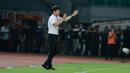 Pelatih Timnas Indonesia U-19, Shin Tae-yong dalam laga penyisihan Grup A Piala AFF U-19 2022 antara Indonesia menghadapi Brunei Darussalam di Stadion Patriot Candrabhaga, Bekasi, Senin (4/7/2022). (Bola.com/M. Iqbal Ichsan)
