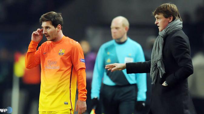 Momen saat Tito Vilanova (kanan) saat masih melatih Barcelona (AFP)