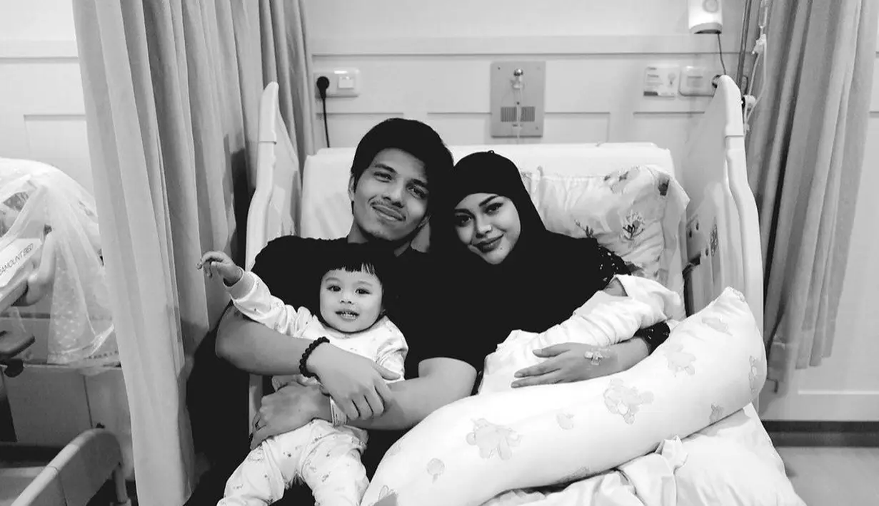 Aurel Hermansyah baru saja melahirkan anak keduanya melalui proses persalinan caesar di salah satu rumah sakit Jakarta pada tanggal cantik, yaitu 11 November 2023.
