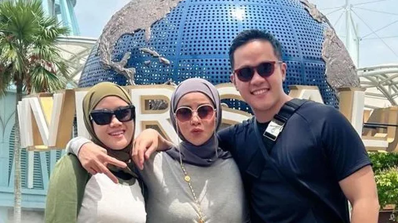 Potret Keseruan Olla Ramlan dan Keluarga di Singapura, Sosok Pria ini jadi Sorotan Lantaran Mirip dengan Sang Mantan Suami