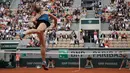 Petenis Rusia, Maria Sharapova mengembalikan bola saat melawan Richel Hogenkamp dari Belanda selama babak pertama turnamen tenis Prancis  Terbuka di stadion Roland Garros, Paris, (29/5). Sharapova menang 6-1, 4-6, 6-3. (AP Photo/Alessandra Tarantino)