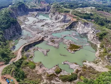 Foto udara memperlihatkan suasana tambang batu dan pasir di kawasan Sudamanik, Gorowong, Parung Panjang, Kabupaten Bogor, Jawa Barat, pada Kamis (23/10/2025). (merdeka.com/Arie Basuki)