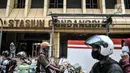 Kendaraan melintas di depan Stasiun Gondangdia, Jakarta Pusat, Kamis (8/4/2021). Stasiun Gondangdia akan menjadi salah satu stasiun terpadu yang pembangunannya meliputi penataan pedestrian, tempat khusus bagi pedagang. (merdeka.com/Iqbal S. Nugroho)