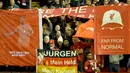 Para pendukung Liverpool memberikan dukungan kepada pelatih baru The Reds, Juergen Klopp pada laga Liga Europa melawan Rubin Kazan di Stadion Anfield, Inggris, Jumat (23/10/2015). (EPA/Peter Powell)