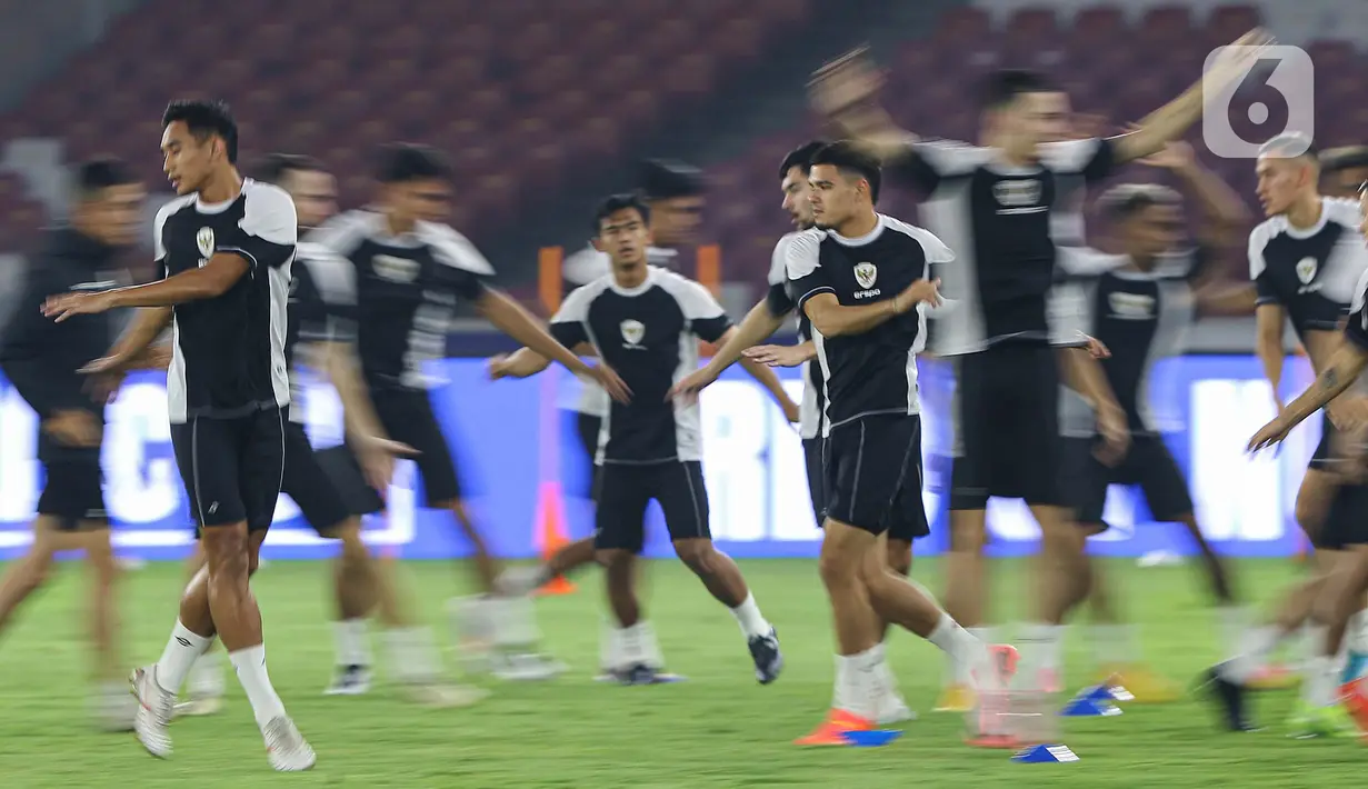 Pemain Timnas Indonesia saat menjalani sesi latihan resmi di Stadion Utama Gelora Bung Karno, Senayan, Jakarta Pusat, Kamis (14/11/2024). (Liputan6.com/Angga Yuniar)