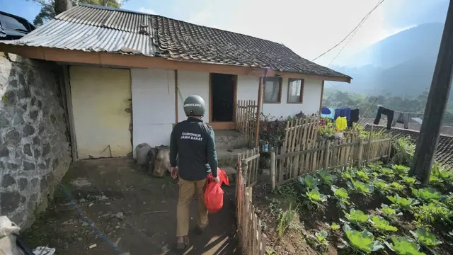Blusukan Gaya Bikers, Ridwan Kamil Salurkan Bantuan untuk Warga Tak Terdaftar Bansos