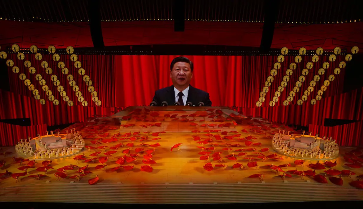 Presiden China Xi Jinping terlihat pada layar selama pertunjukan gala menjelang peringatan 100 tahun berdirinya Partai Komunis China di Beijing, China, 28 Juni 2021. Partai Komunis China akan merayakan HUT ke-100 pada 1 Juli 2021. (AP Photo/Ng Han Guan)