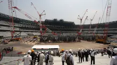 Wartawan mengunjungi New National Stadium yang dalam pembangunan pada tur media ke sejumlah venue Olimpiade Tokyo 2020 di Tokyo, Rabu (18/7). Dewan Olahraga Jepang mengatakan proyek ini sudah mencapai 40 persen jelang upacara pembukaan. (AP/Koji Sasahara)