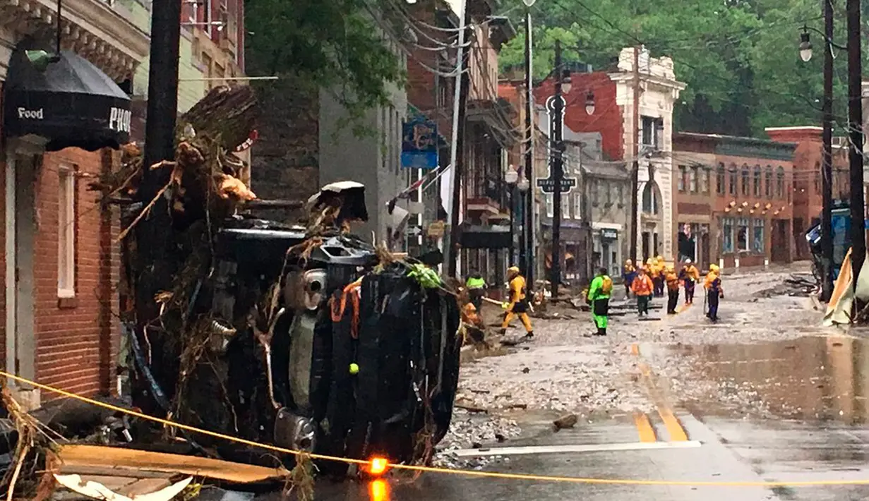 Tim penyelamat berpatroli usai banjir bandang melanda Ellicott City, Maryland, Amerika Serikat, Minggu (27/5). (Libby Solomon/The Baltimore Sun via AP)