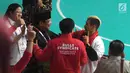 Atlet pencak silat peraih emas Asian Games 2018 Hanifan Yudani berbincang dengan Presiden Joko Widodo atau Jokowi dan Ketua Umum Pengurus Besar Ikatan Pencak Silat Indonesia (IPSI) Prabowo Subianto di Jakarta, Rabu (29/8). (Merdeka.com/Imam Buhori)