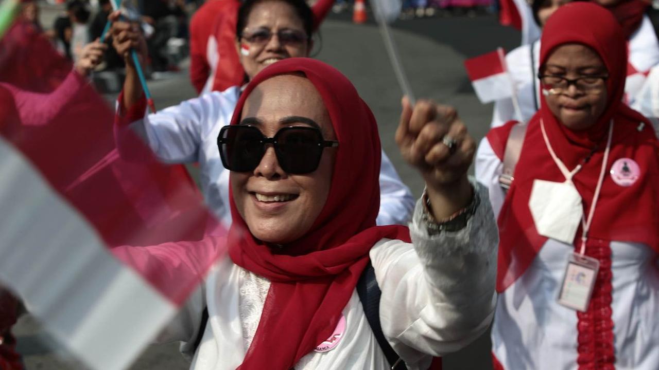 Warga juga terlihat menggunakan kostum unik dan pernak-pernik bernuasa Merah Putih untuk menyambut HUT ke-78 Kemerdekaan RI.