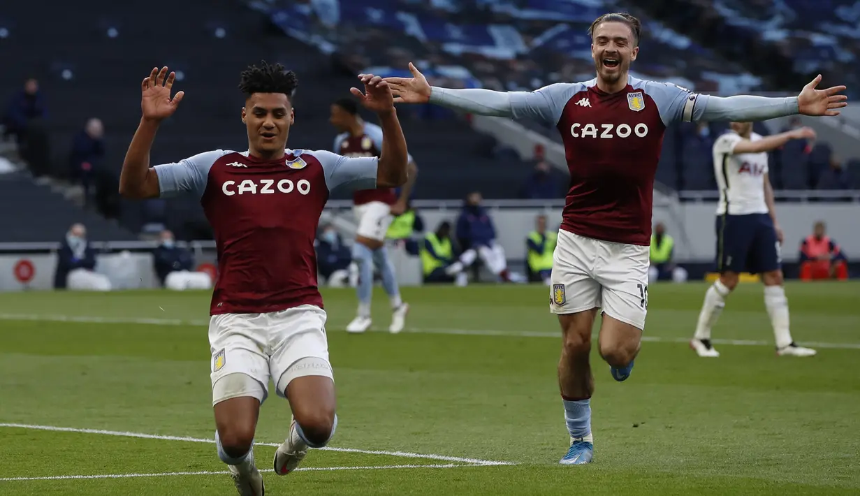 Striker Aston Villa, Ollie Watkins (kiri) melakukan selebrasi usai mencetak gol kedua timnya ke gawang Tottenham Hotspur dalam laga lanjutan Liga Inggris 2020/2021 pekan ke-37 di Tottenham Hotspur Stadium, Rabu (19/5/2021). Aston Villa menang 2-1 atas Tottenham. (AP/Paul Childs/Pool)