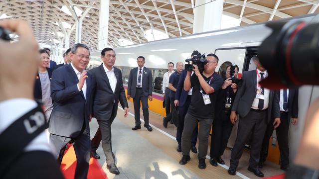 Menteri Kordinator Bidang Maritim dan Investasi Luhut Binsar Pandjaitan dan Menteri Perhubungan Budi Karya Sumadi mendampingi Perdana Menteri China Li Qiang guna meninjau kesiapan operasional Kereta Cepat Jakarta Bandung. (Dok KCIC)