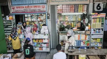 Pedagang melayani calon pembeli di salah satu toko di Pasar Pramuka, Jakarta Timur, Minggu (23/10/2022). Ketua Harian Himpunan Pedagang Farmasi Pasar Pramuka, Yoyon mengungkapkan penjualan obat sirup bagi pedagang di Pasar Pramuka sudah anjlok hingga 95 persen. (merdeka.com/Iqbal S. Nugroho)