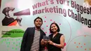 Digital Marketing Manager PT Bank DBS Indonesia Lidya Razi (kanan) berpose dengan piala penghargaan Indonesia Content Marketing Awards 2019 di Jakarta, Rabu (27/3). (Liputan6.com/FaizalFanani)