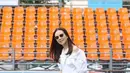 Simple tapi modis, Madam Pang pancarkan aura awet mudanya dalam balutan oversized shirt dan sneakers. (Instagram/panglamsam).
