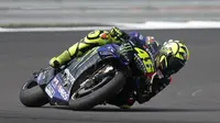 Aksi pembalap Monster Energy Yamaha, Valentino Rossi, pada MotoGP Inggris 2019, di Sirkuit Silverstone, Minggu (25/8/2019). (AFP/Adrian Dennis)