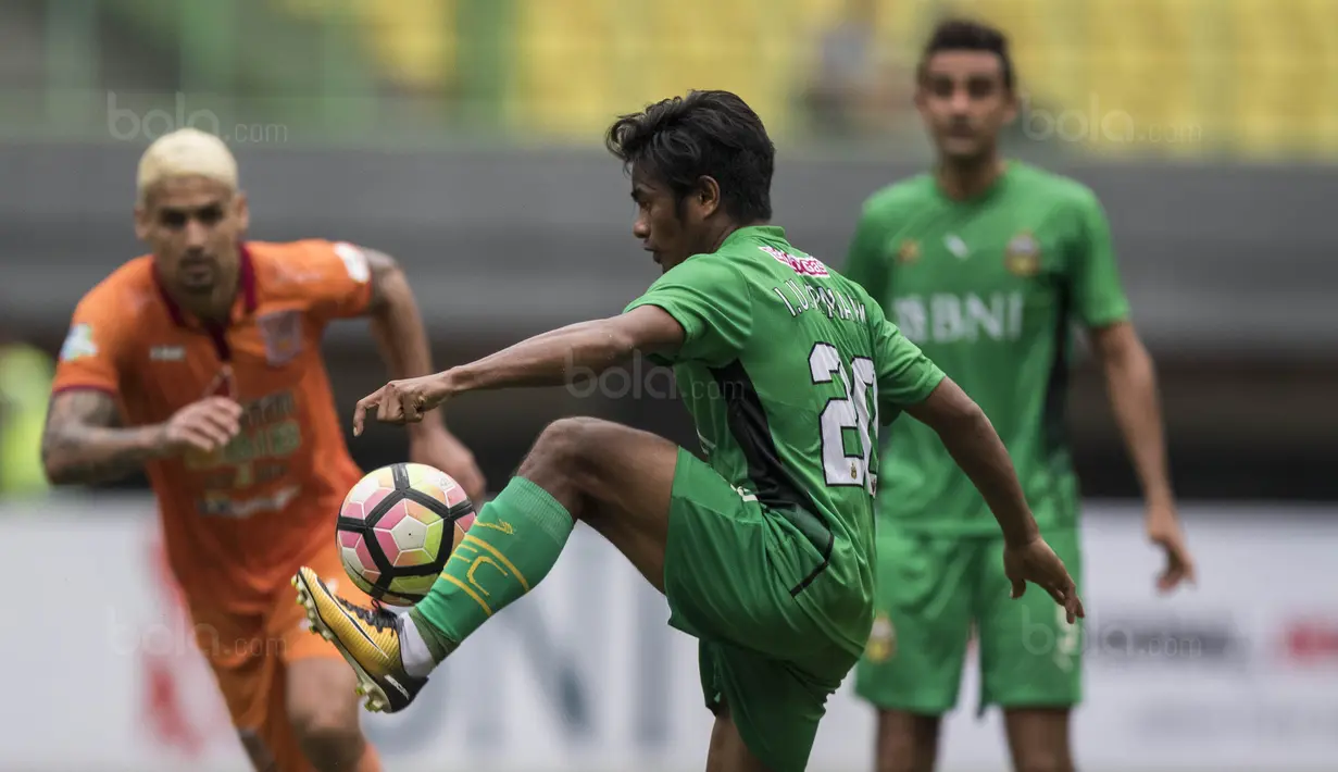 Gelandang Bhayangkara FC, Ilham Udin Armaiyn, mengontrol bola saat melawan Borneo FC pada laga Liga 1 Indonesia di Stadion Patriot, Bekasi, Rabu (20/9/2017). Bhayangkara menang 2-1 atas Borneo. (Bola.com/Vitalis Yogi Trisna)