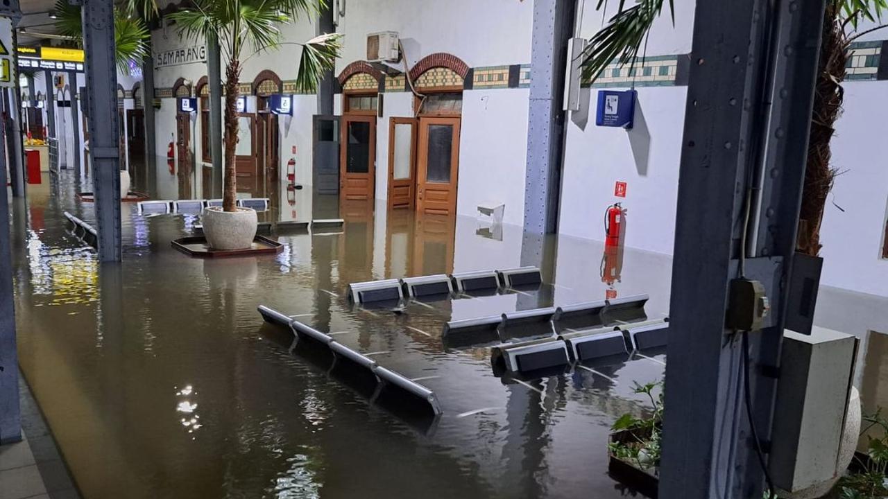 Banjir tampak merendam ruang tunggu penumpang di Stasiun Tawang, Semarang, Jawa Tengah, Kamis (14/3/2024). Curah hujan tinggi yang mengguyur sejak Rabu (13/3) hingga Kamis (14/3) dini hari menyebabkan banjir di sejumlah titik di Semarang.&nbsp;Foto: Merde