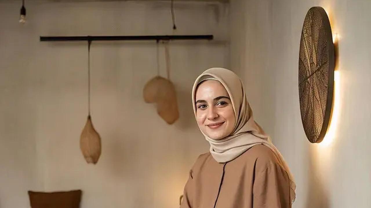 12 Model Busana Muslimah 1 Warna yang Lagi Tren di 2025, Tampilan Simpel tapi Elegan