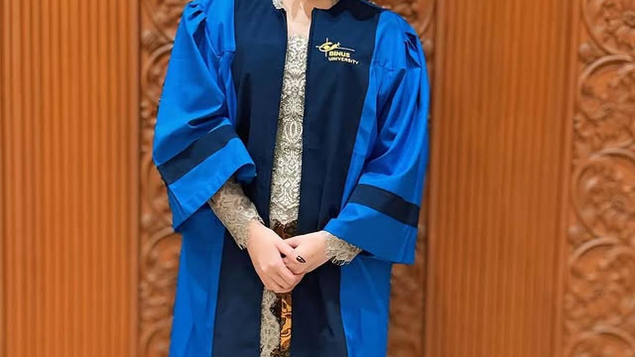 7 Potret Queena Anak Mieke Amalia Wisuda, Diselimuti Suasana Haru - Tampil Cantik Berkebaya