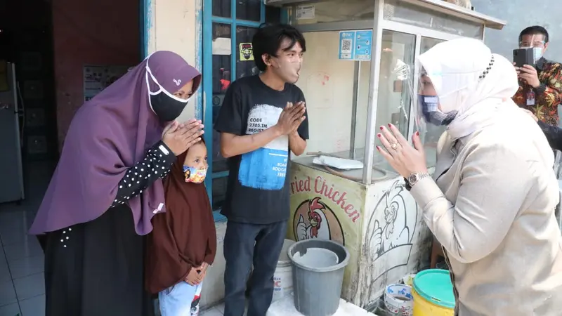 Menaker Ida Kunjungi Rumah Pekerja Penerima Bantuan Subsidi Upah Bekasi