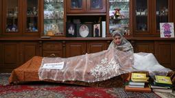 Salah satu anggota keluarga mendoakan mendiang mantan Sekjen PSSI, Nugraha Besoes yang terletak di Perumahan Alfa Indah Blok A II No.18 Joglo, Jakarta Barat, Senin (06/02/2023). Nugraha Besoes meninggal dunia pada Senin (06/02/2023) pukul 00.19 WIB di RS PON. (Bola.com/Bagaskara Lazuardi)