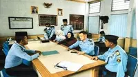 Sipir Lapas Rajabasa bernama Dhawang Delvie tengah menjalani pemeriksaan oleh Tim Inspektorat Kakanwil Kemenkumham Lampung setelah aksi flexing-nya di media sosial menjadi viral. (Ist)
