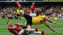 Pemain Watford, Daryl Janmaat, dilanggar pemain Manchester United, Luke Shaw, dalam laga Premier League di Stadion Vicarage Road, Minggu (18/9/2016). (Reuters/Eddie Keogh)