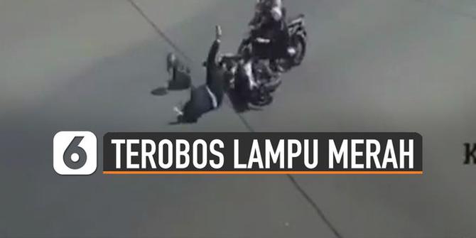 VIDEO: Ngilu, Pengendara Motor Terobos Lampu Merah Endingnya Kena Jotos