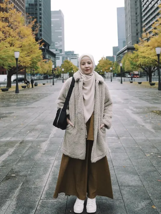 Nuansa warna bumi sempurnakan gaya Natasha Rizky kala berlibur musim dingin.  [Foto: Instagram/ Natasha Rizky]