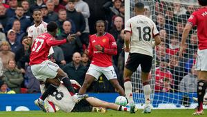 Kobbie Mainoo dari Manchester United, kiri, mencetak gol ketiga timnya selama pertandingan Liga Inggris antara Manchester United dan Liverpool di Manchester, Inggris, Minggu, 3 Mei 2026. (AP Photo/Dave Thompson)