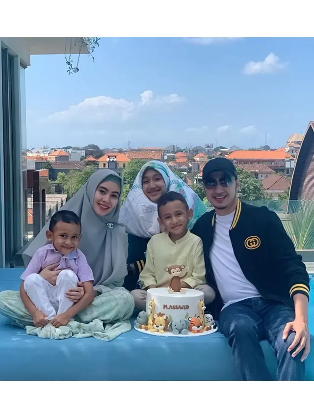 Jadi Ibu Sambung, Ini 6 Momen Keakraban Kartika Putri Bareng Ketiga Anak Habib Usman