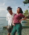 Indah Permatasari baru saja mengumumkan kehamilan anak pertamanya melalui foto yang diunggahnya ini. Berpose di pinggir pantai dengan sang suami, Indah Permatasari terlihat tak mengenakan makeup sama sekali, yang tetap memancarkan aura cantiknya secara alami. Foto: Instagram.