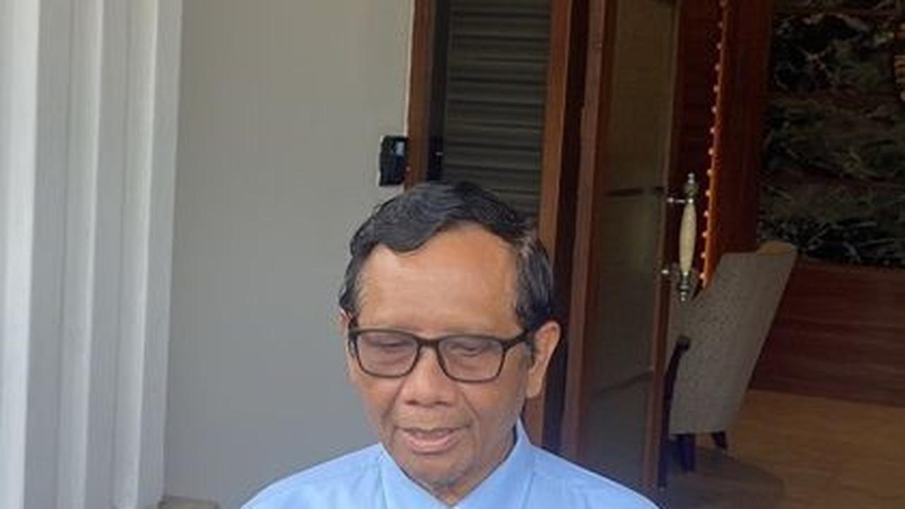 Ultimatum Tegas Mahfud Dilapori Aparat Diduga Copot Baliho & Datangi Kantor Parpol