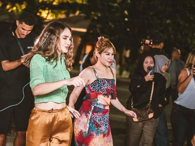 Seru jalani pesta bersama Venesha Prescilla, Luna Maya banyak mengabadikan momen bahagia penuh tawa tersebut dalam media sosial Instagram. Diketahui bahwa bukan kali pertama bagi Luna Maya dalam mengunjungi Brazil. (Liputan6.com/IG/@lunamaya)