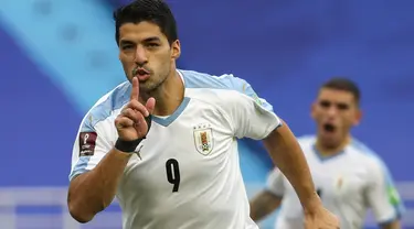 Penyerang Uruguay, Luis Suarez berselebrasi setelah mencetak gol dari titik penalti ke gawang Kolombia dalam laga Kualifikasi Piala Dunia 2022 wilayah Amerika Selatan di stadion Metropolitano, Barranquilla, Jumat (13/11/2020). Uruguay mengalahkan  Kolombia 3-0. (AP Photo/Fernando Vergara)