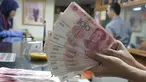 Seorang teller menunjukan  mata uang Yuan di Jakarta, Senin (30/11). Dana Moneter Internasional (IMF), Senin (30/11), resmi memasukan yuan, atau renminbi, ke dalam special drawing rights (SDR) sebagai mata uang elite dunia. (Liputan6.com/Angga Yuniar)
