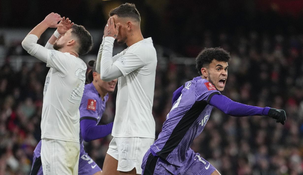 Ekspresi kecewa pemain Arsenal saat Liverpool mencetak gol kedua melalui Luis Diaz pada laga putaran ketiga Piala FA 2023/2024 melawan Liverpool di Emirates Stadium, London, Inggris, Minggu (07/01/2024) WIB. Arsenal kalah dengan skor 0-2. (AP Photo/Kirsty Wigglesworth)