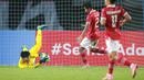 Kiper Timnas Indonesia U-19, Cahya Supardi berusaha menangkap bola saat matchday ketiga Grup A Piala AFF U-19 2022 antara Timnas Indonesia U-19 melawan Timnas Thailand U-19 di Stadion Patriot Candrabhaga, Bekasi, Jawa Barat, Rabu (06/07/2022). (Bola.com/Bagaskara Lazuardi)