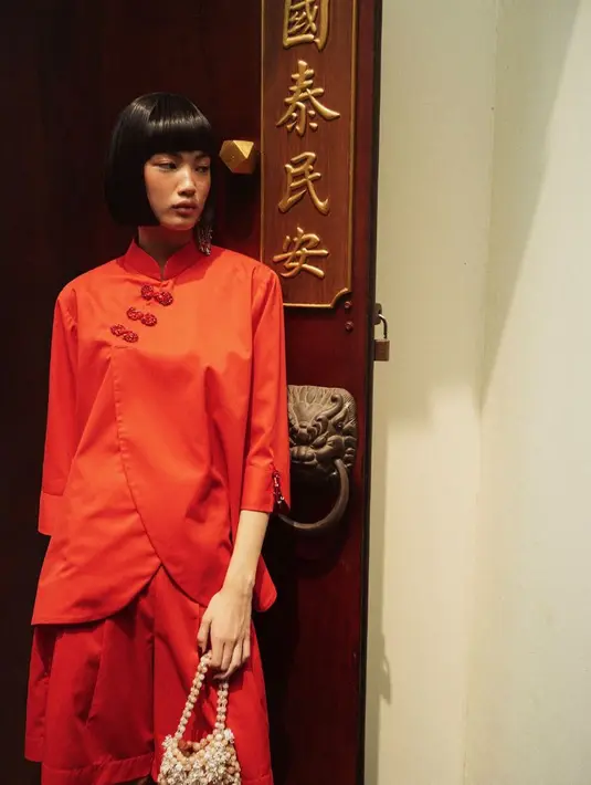 Material unik yang digunakan meliputi kristal, glass beads, dan laser-cut flowers. Desain ornamen feminin dan berani ini, dengan teknik pemayetan tiga dimensi, menciptakan sentuhan yang menawan dan lugas. [ Foto dok: MASSHIRO&Co. dan AIDAN AND ICE ]